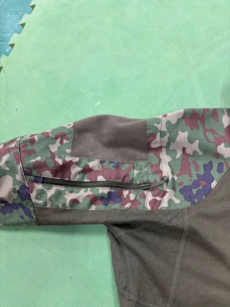 迷彩柄ハイネック戦闘服
