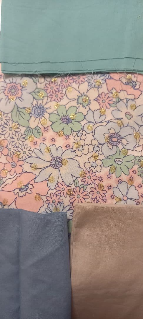 花柄の服にスカート