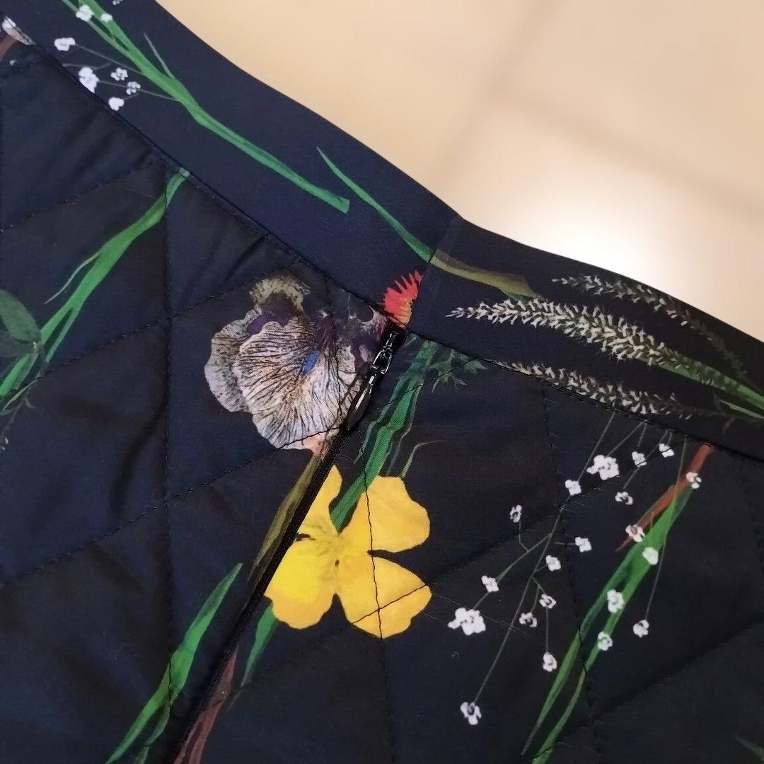 【AKIRANAKA】アキラナカ フラワープリントキルティングスカート/ブラック