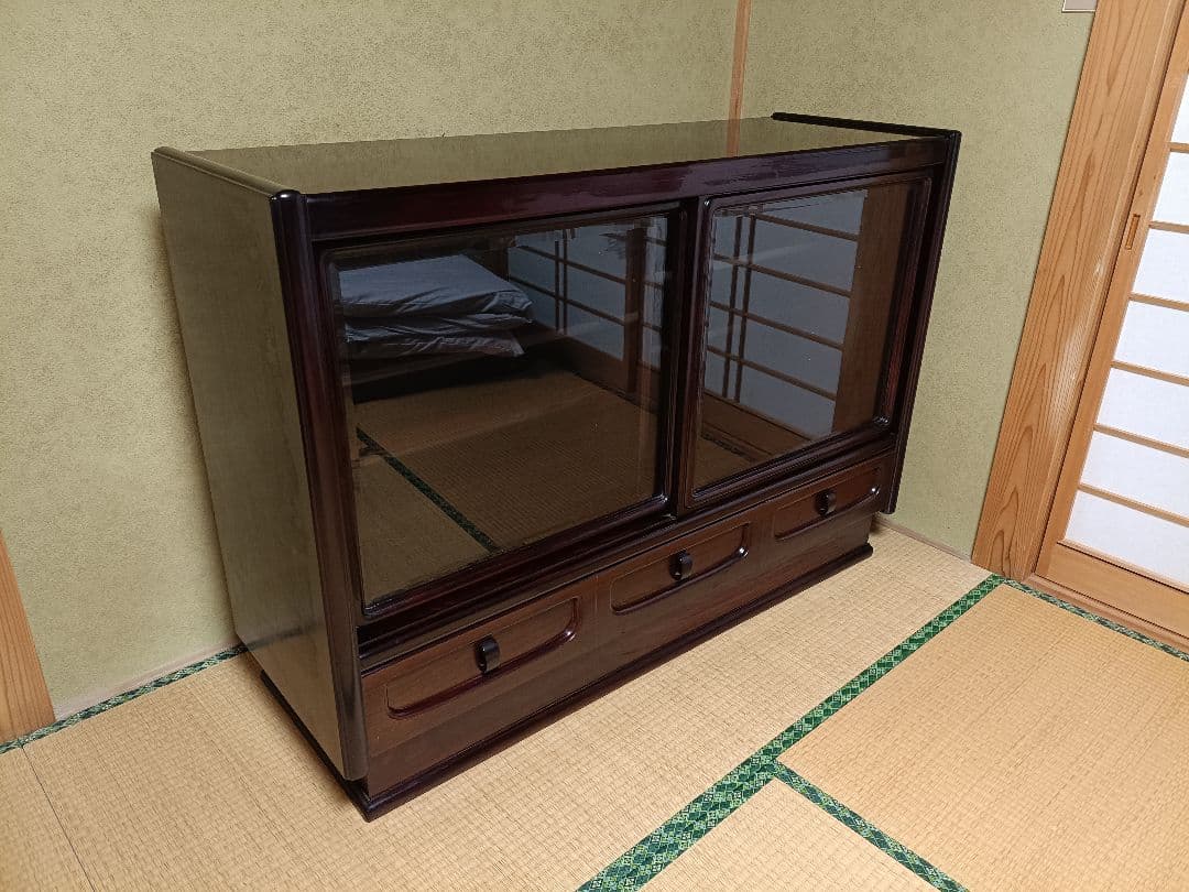 【引取り限定】ダークブラウン木製茶タンス ガラス扉付き