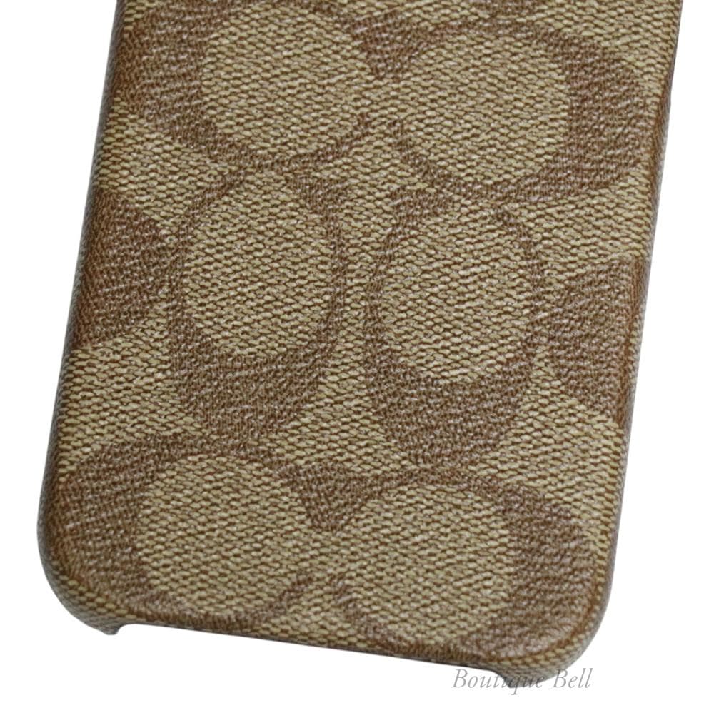 【コーチ】シグネチャーPVC iPhone15ケース カーキ