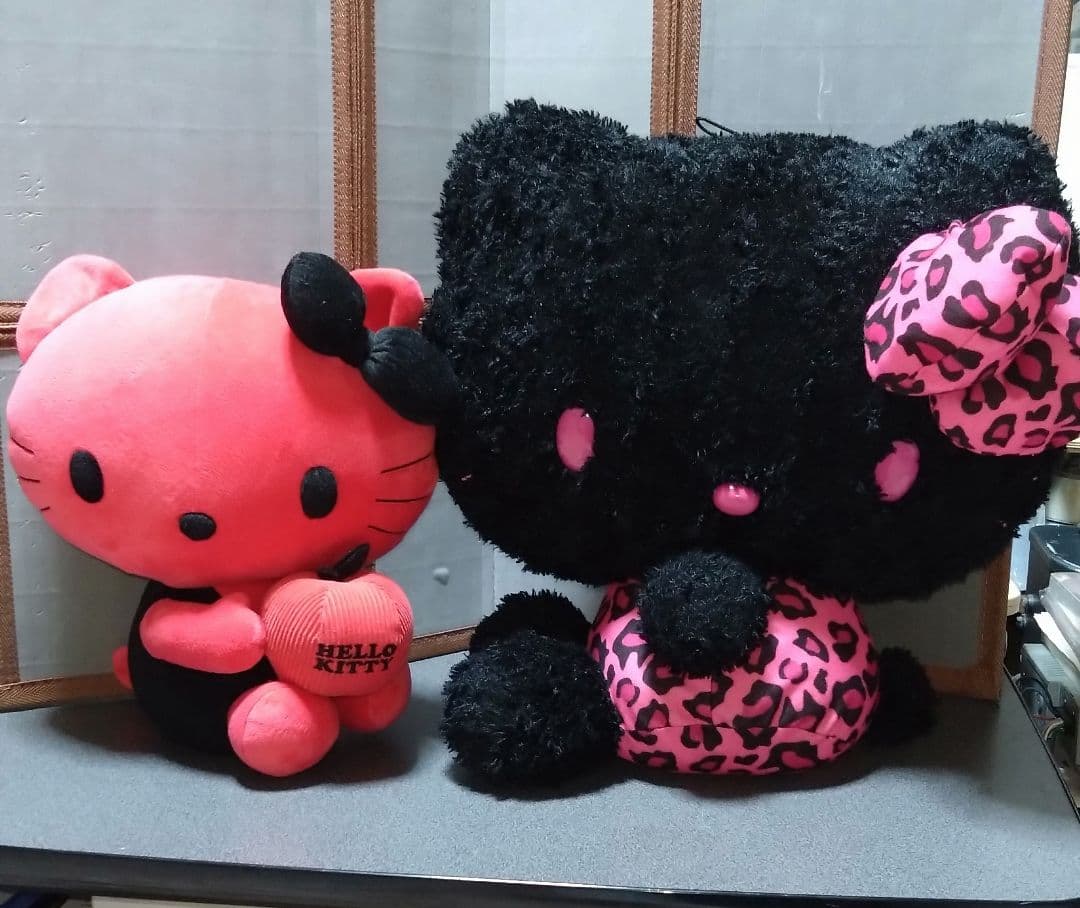 サンリオ　ハローキティ　ぬいぐるみ/2体セット/赤キティ＆黒キティ