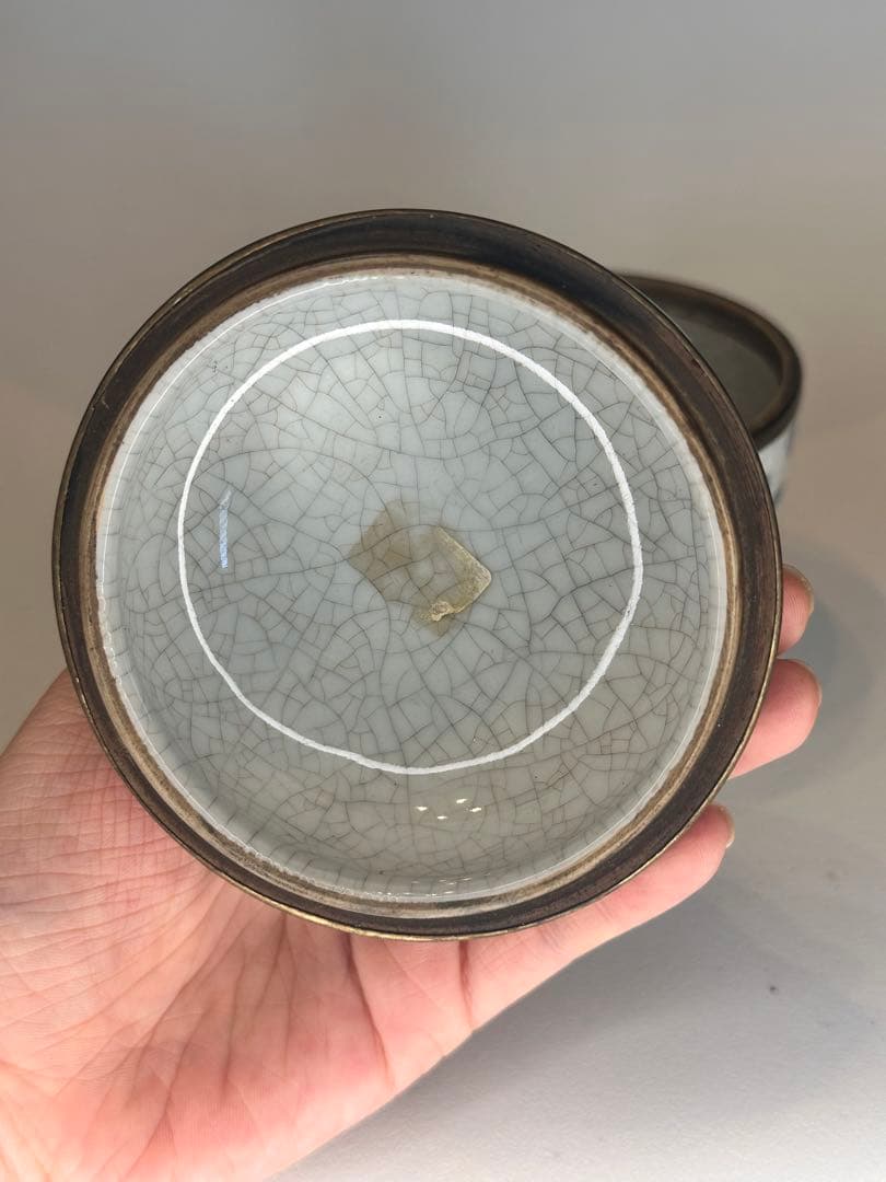 洪憲年製　染付　人物図　蓋付小壺　開片　包銀口　底款有り　青花　古陶磁