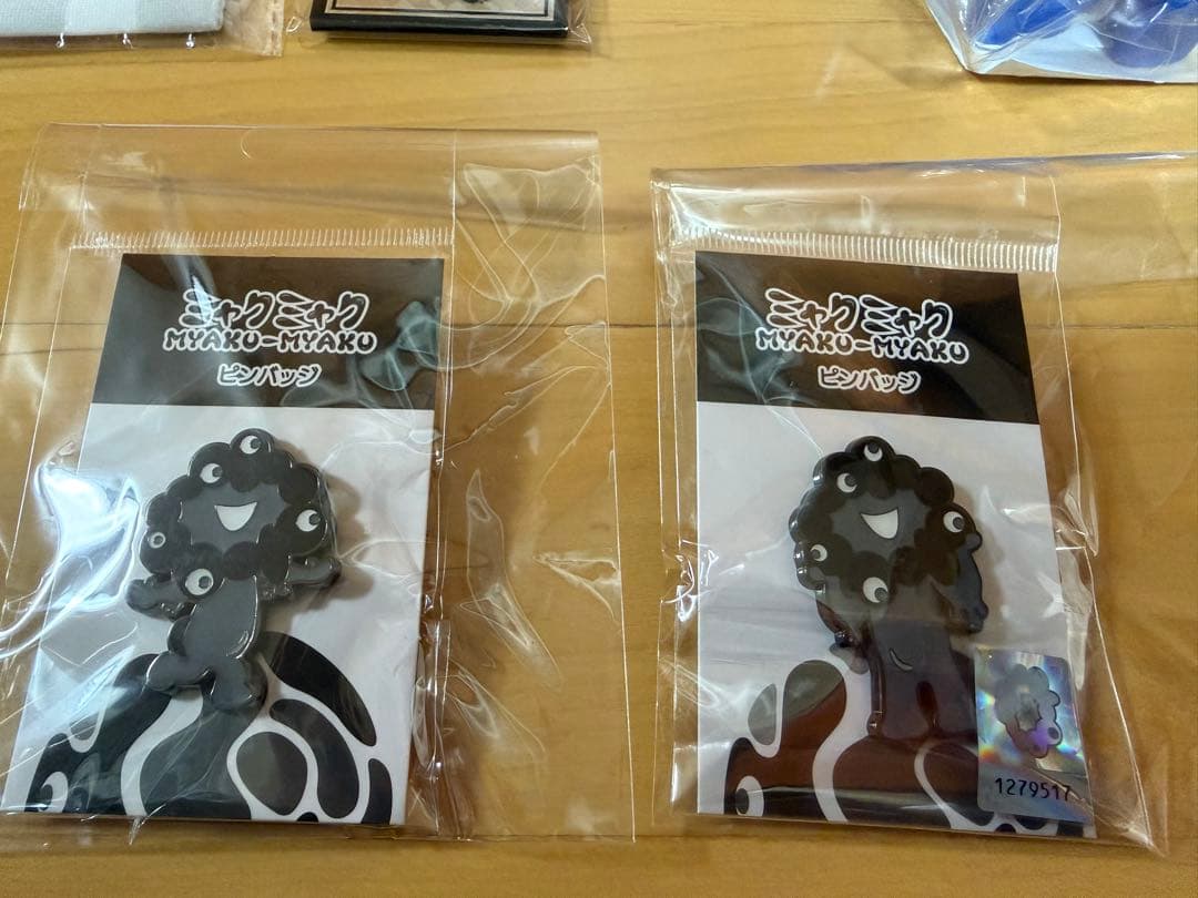 大阪万博　黒ミャクミャクピンバッジ４種　ドラえもんトートバッグ　グッズ新品未開封