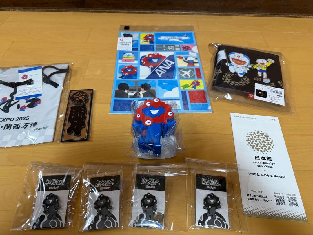 大阪万博　黒ミャクミャクピンバッジ４種　ドラえもんトートバッグ　グッズ新品未開封