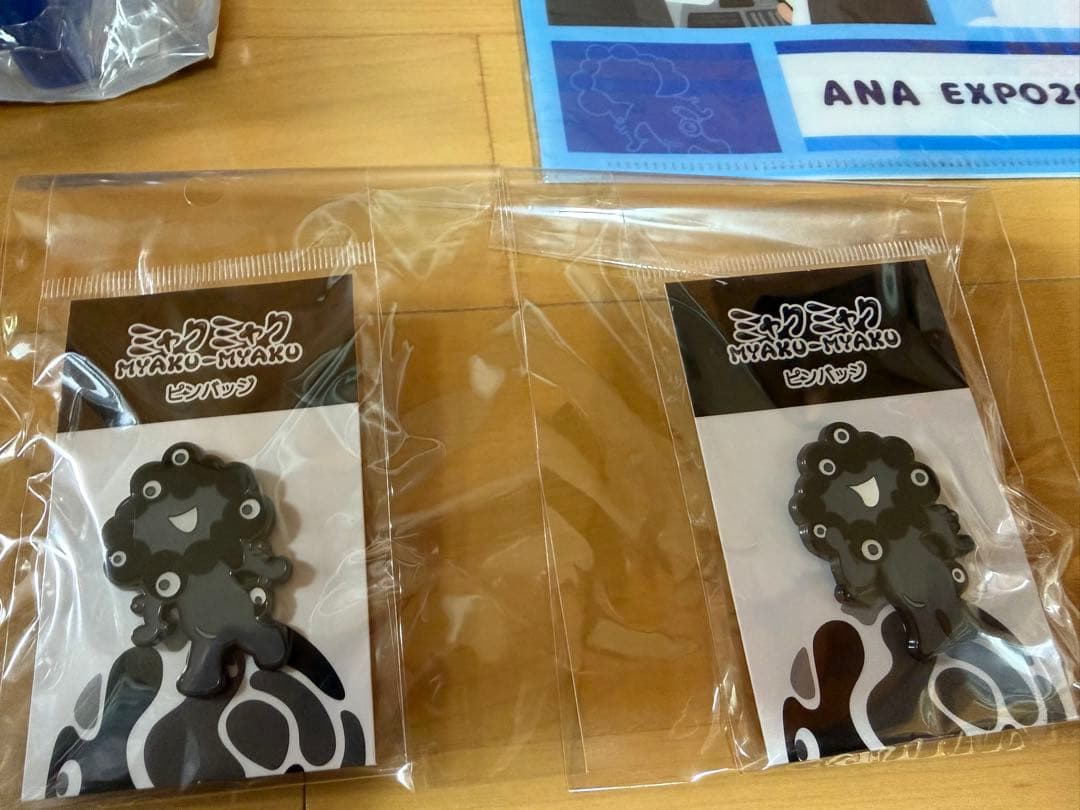 大阪万博　黒ミャクミャクピンバッジ４種　ドラえもんトートバッグ　グッズ新品未開封