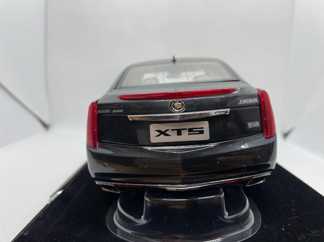 102-005 1/18 キャデラック Cadillac XTS グレー