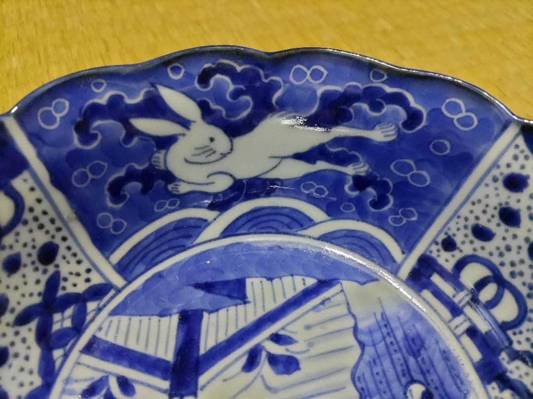 古伊万里　染付　波乗り　兎・ウサギ　鉢・皿（径17㎝）