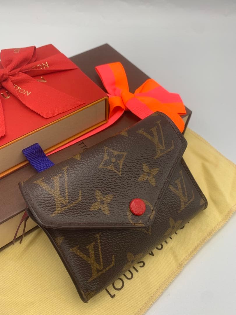 ルイヴィトン モノグラム ポルトフォイユ ヴィクトリーヌフューシャ 三つ折り財布