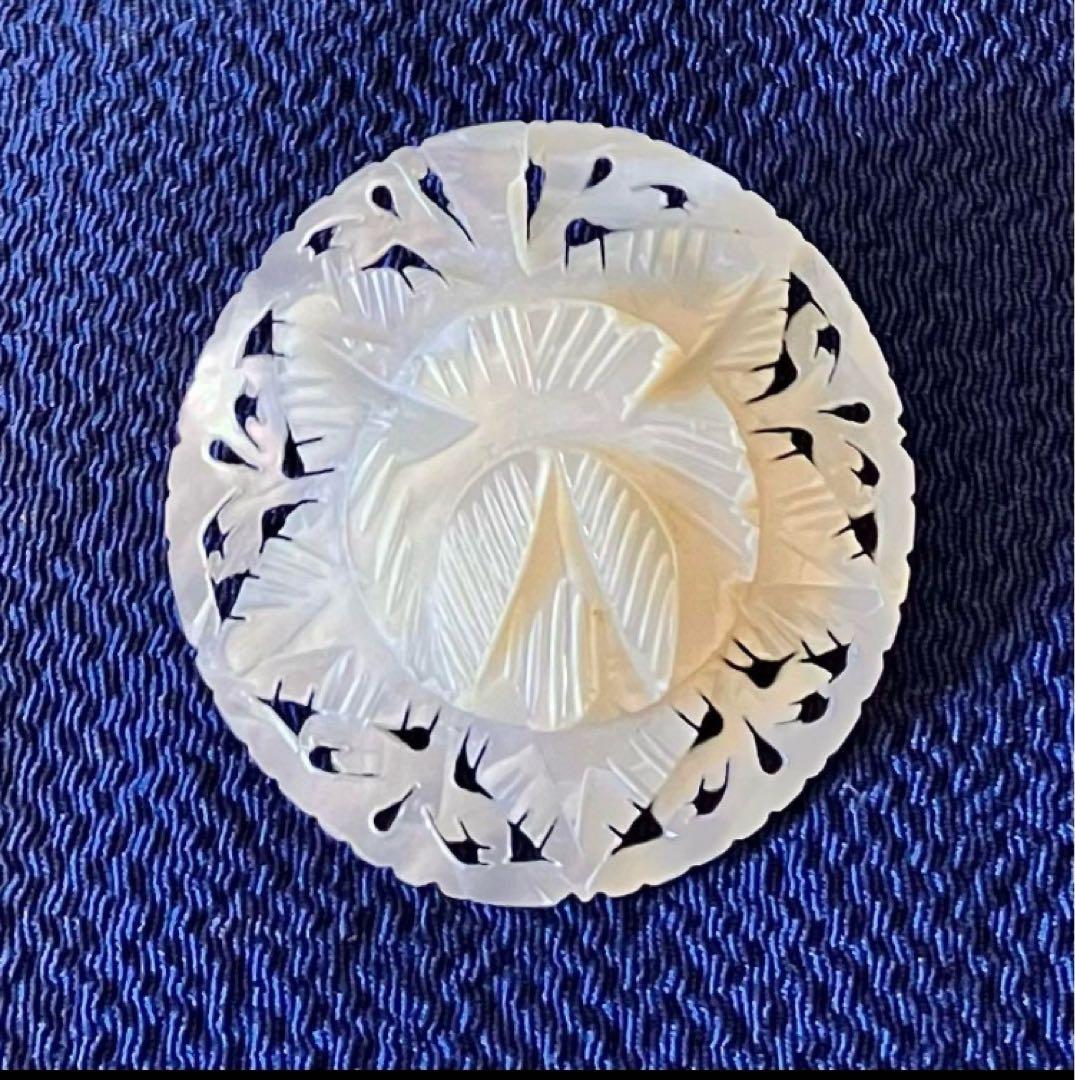 ベツレヘム マザーオブパールのブローチ 花 大きめ