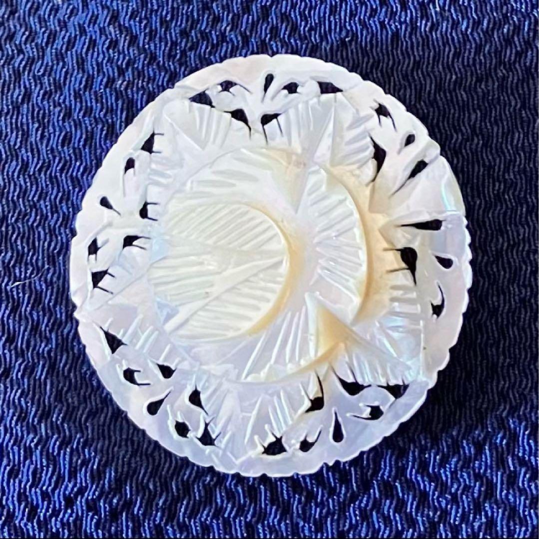 ベツレヘム マザーオブパールのブローチ 花 大きめ