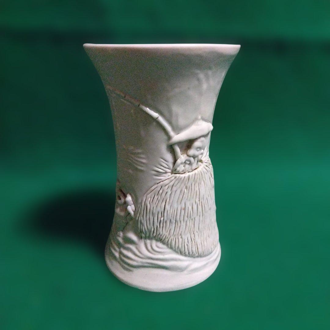 浮世絵風彫刻の陶器花瓶