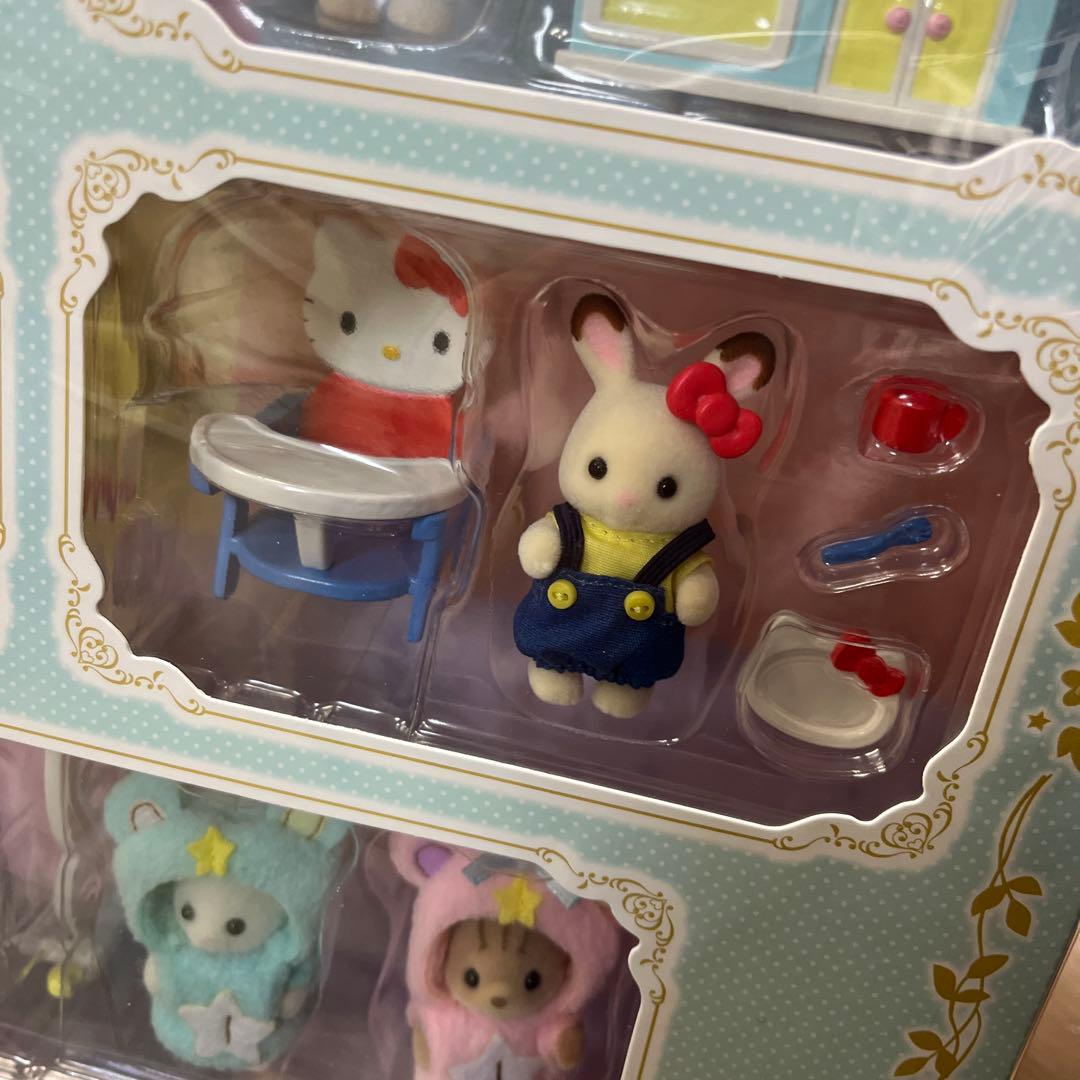 新品 サンリオ　シルバニアファミリー　コラボ 赤ちゃんとなかよし家具セット