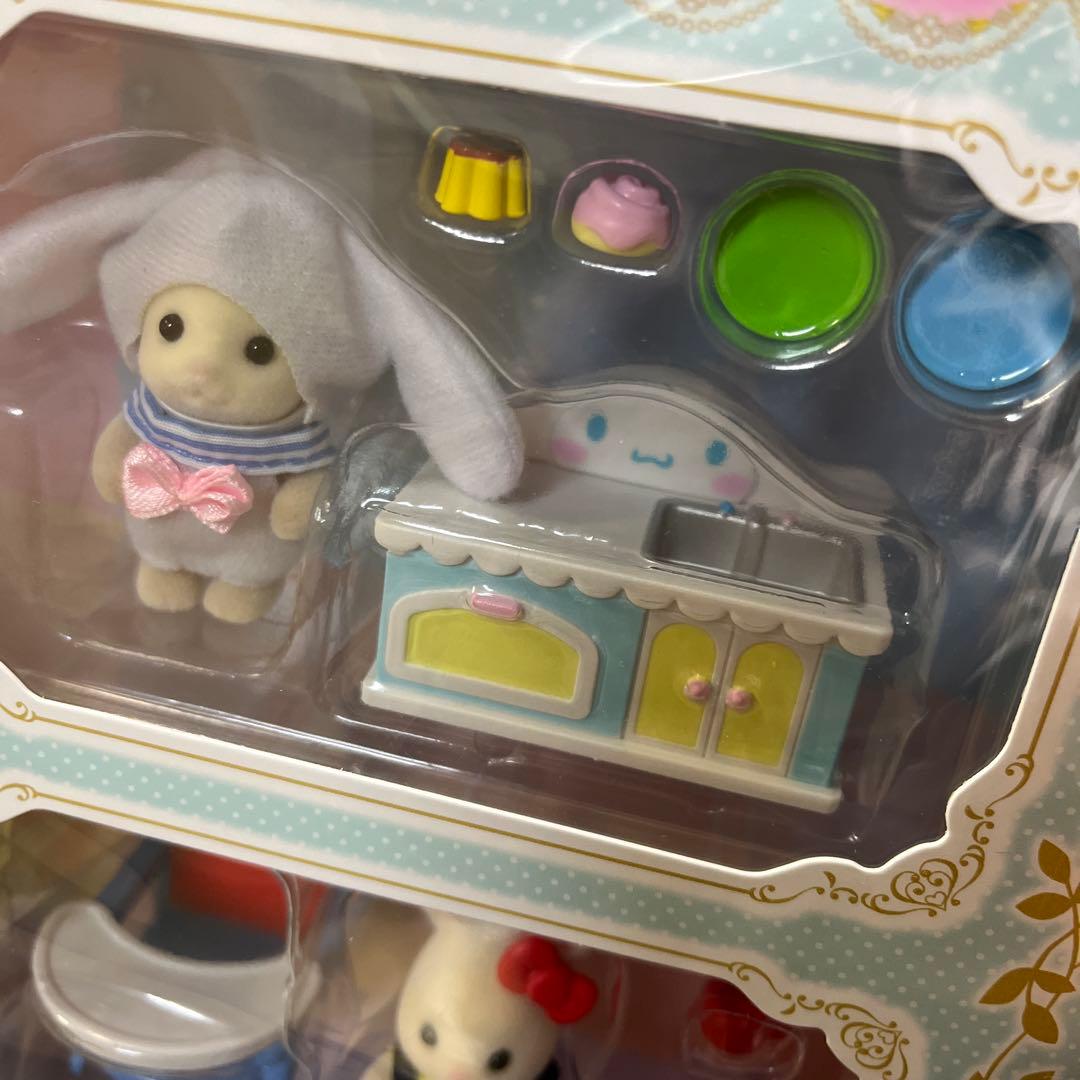 新品 サンリオ　シルバニアファミリー　コラボ 赤ちゃんとなかよし家具セット