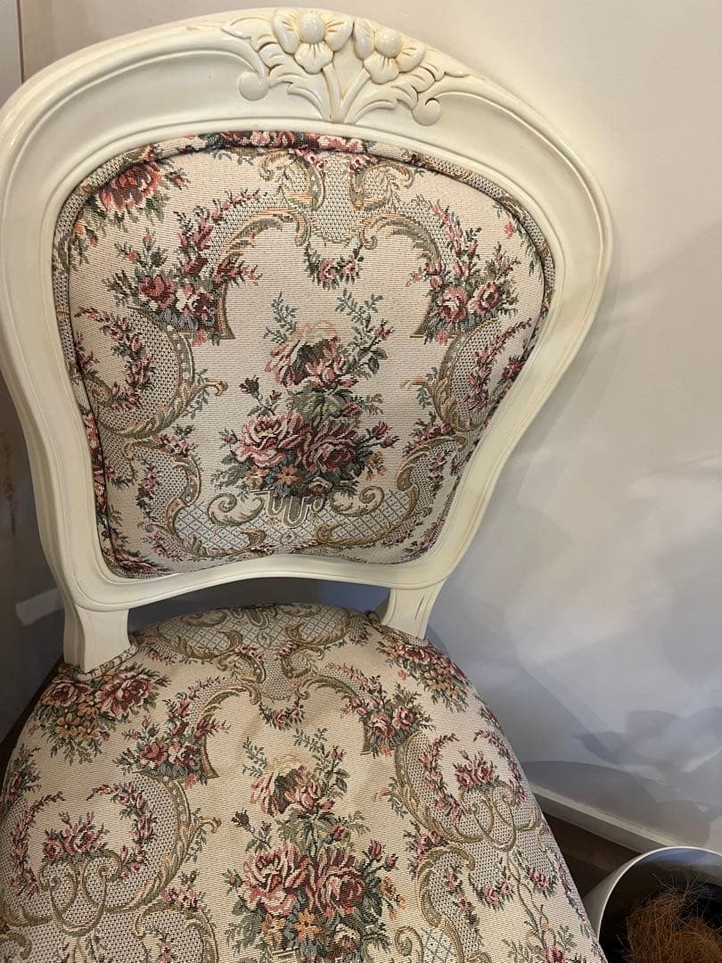 フローラルパターンのクラシック椅子