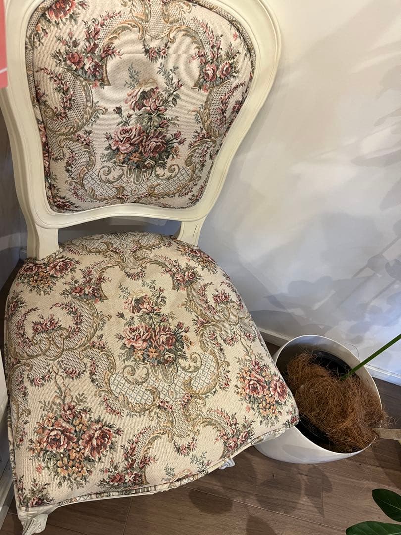 フローラルパターンのクラシック椅子