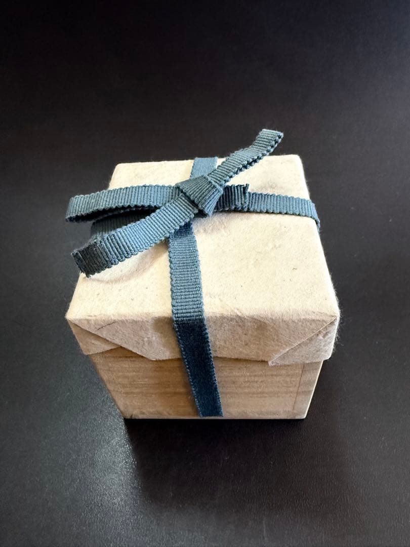 小山厚子　灰釉ぐい呑　共箱、布、栞