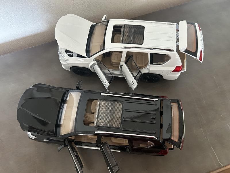 1/18ミニカー レクサス LX570 新品 2台【ホワイト＆ブラック】