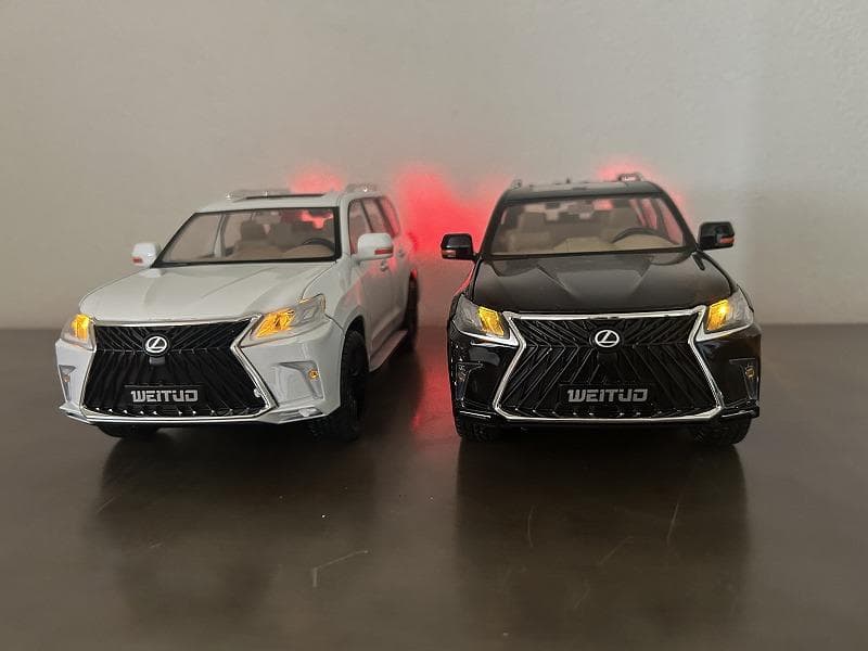 1/18ミニカー レクサス LX570 新品 2台【ホワイト＆ブラック】