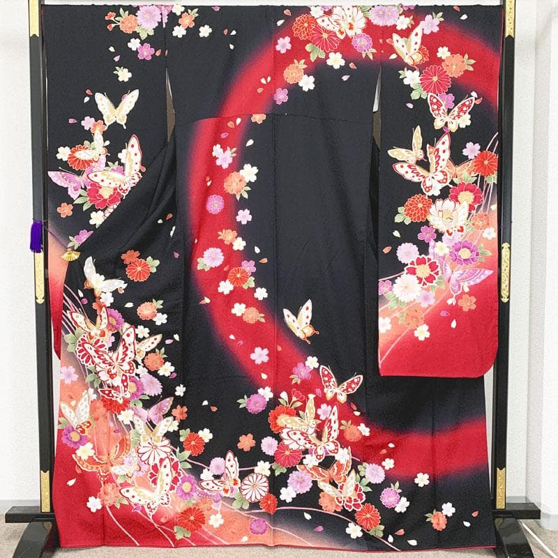 507z52, レース半衿☆人気！振袖 古典柄 金彩 地紋 蝶 赤×黒☆美品