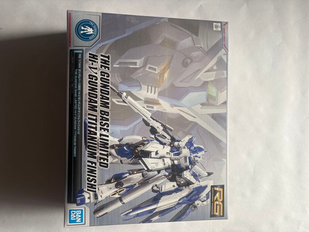 BANDAI Hi-νガンダム (Titanium Finish)