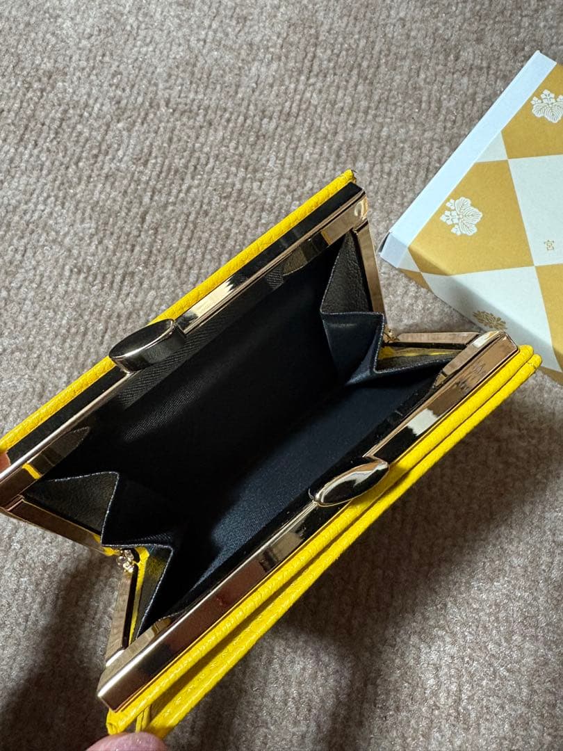 【皇居限定】新品未使用　牛本革　菊の御紋　がま口財布　イエロー【お値下げ中】