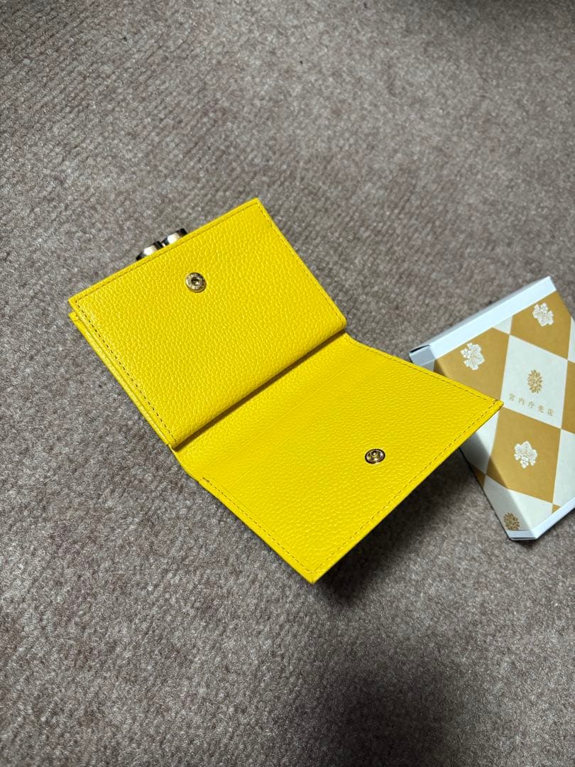【皇居限定】新品未使用　牛本革　菊の御紋　がま口財布　イエロー【お値下げ中】