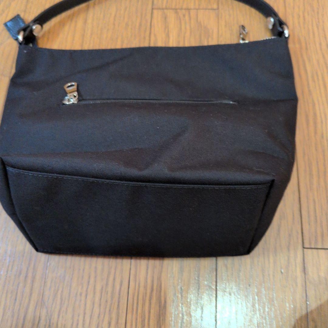 ケロヨンになります。ブラック刺繍ショルダーバッグ