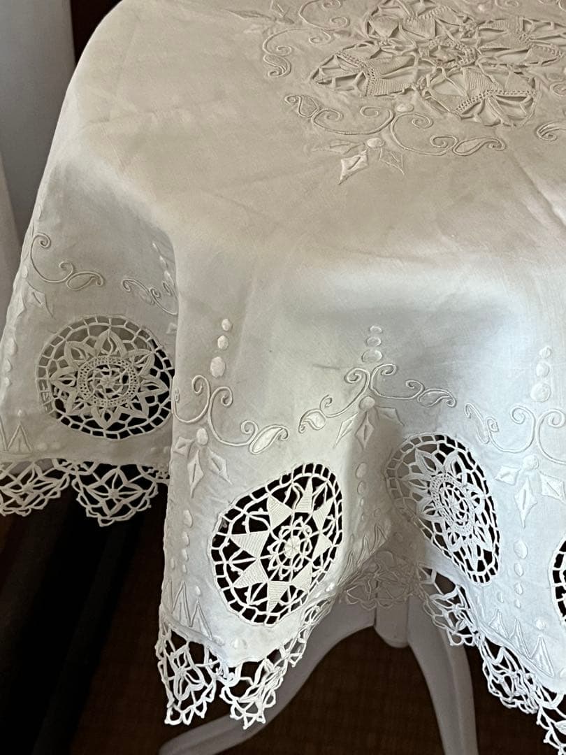ヨーロピアン　ヴィンテージ　レース+刺繍テーブルクロス