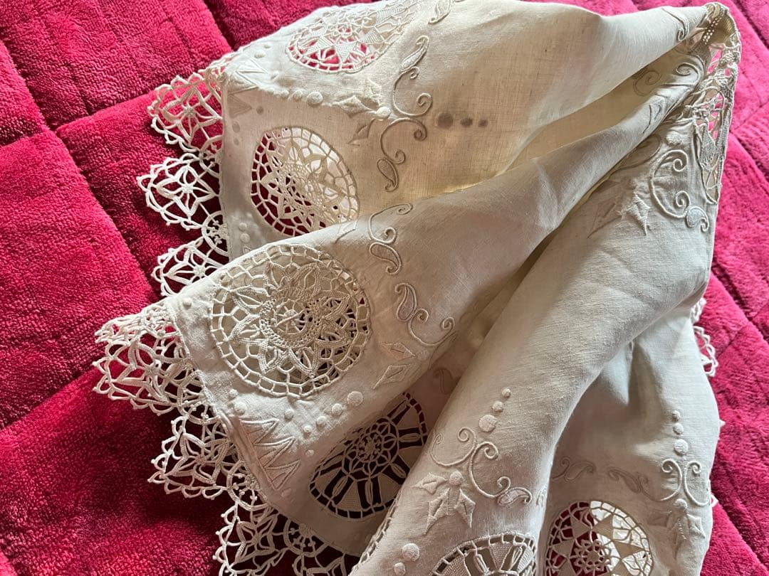 ヨーロピアン　ヴィンテージ　レース+刺繍テーブルクロス