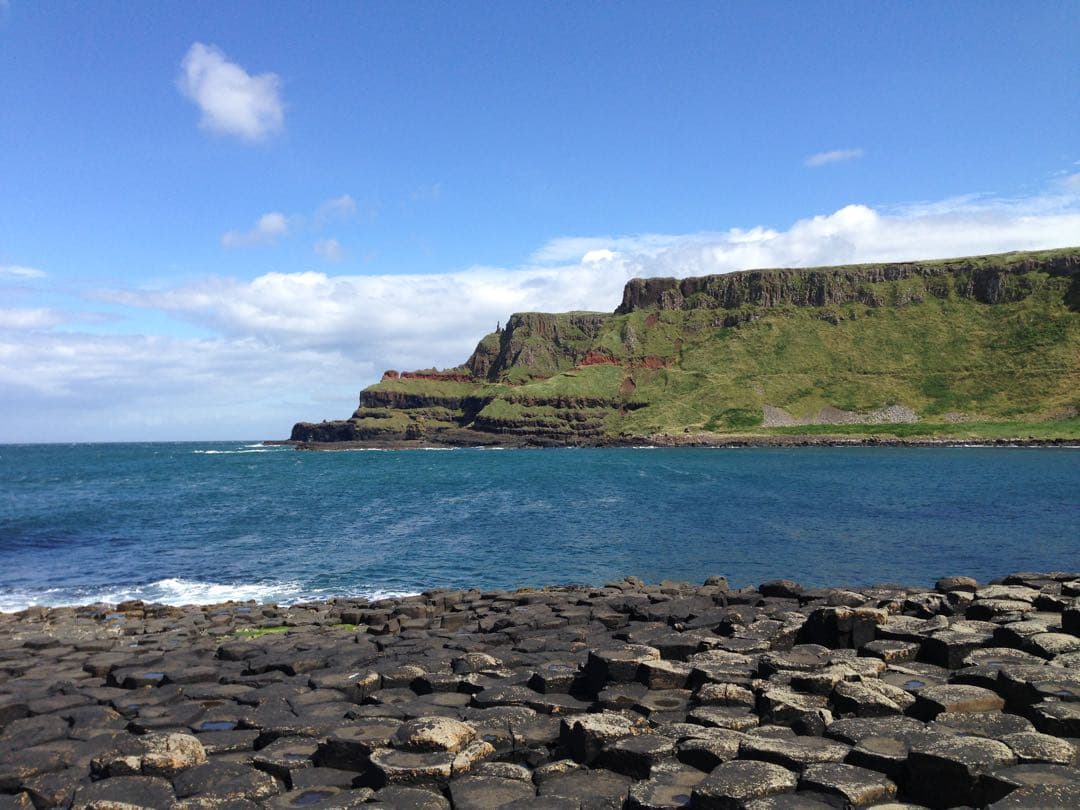 【希少品】北アイルランドジャイアンツ・コーズウェイ 木製の剣3本セットと盾