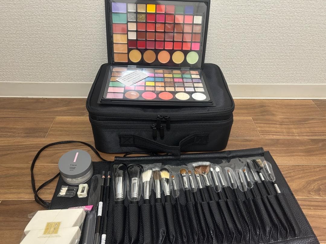 メイクパレットとブラシセット