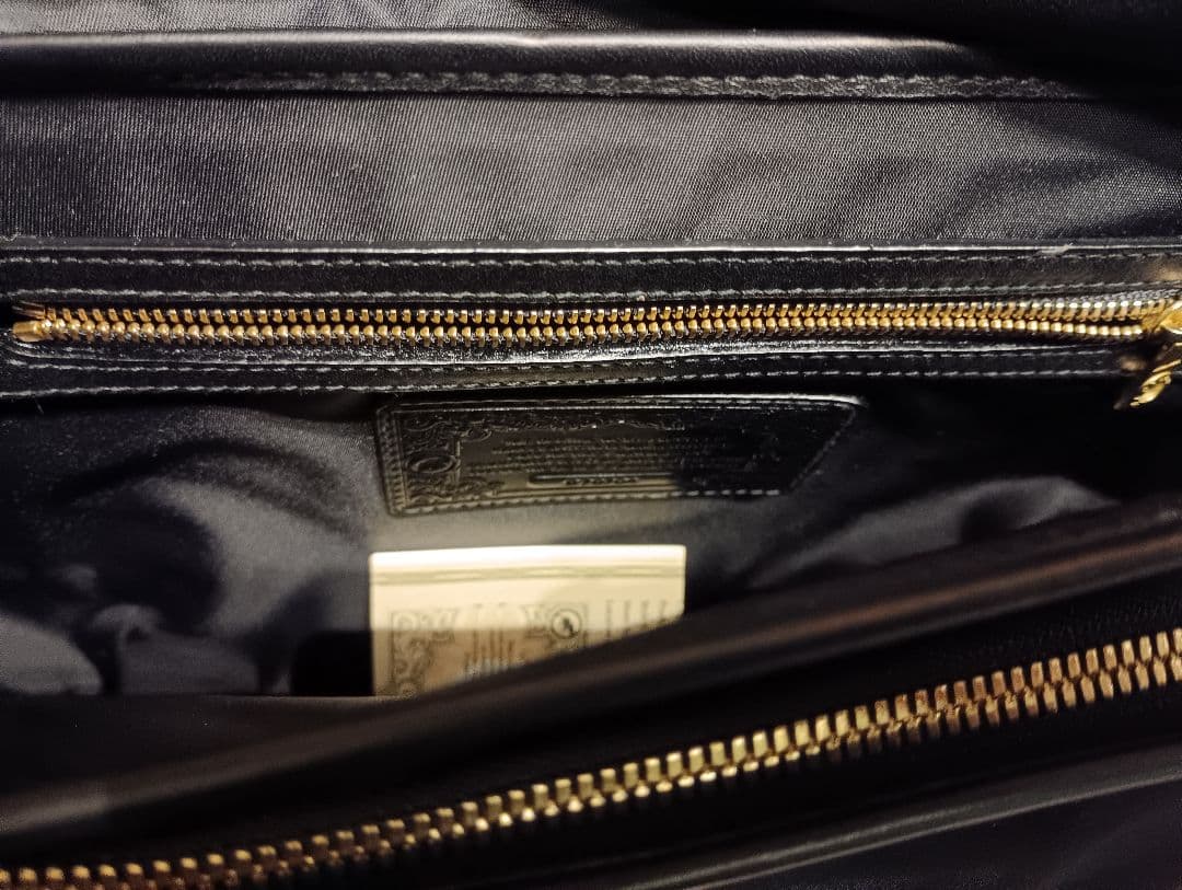 ハンティングワールド　ショルダービジネスバッグ