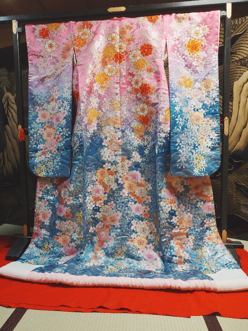 華やかな花柄刺繍 打掛