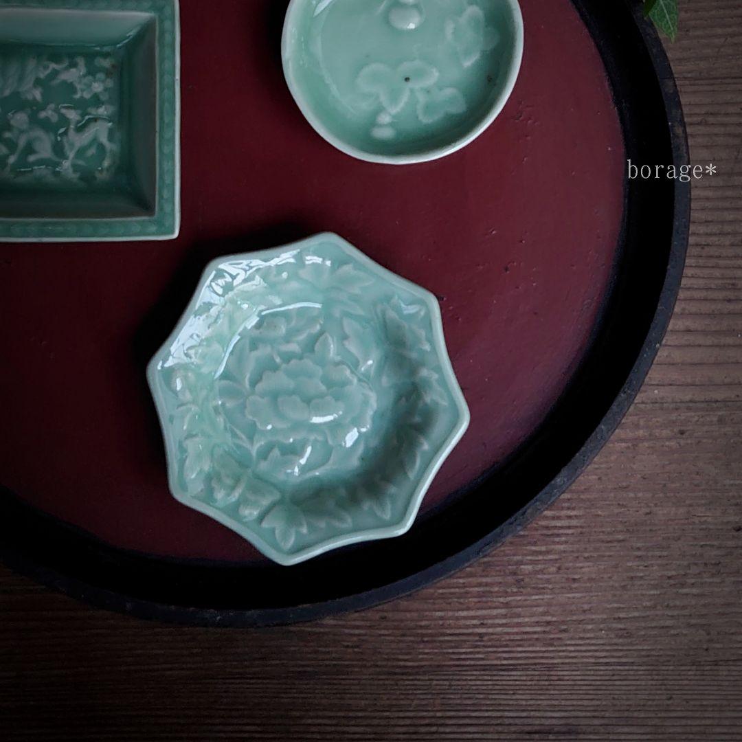 【ご成約】三田青磁 陽刻 花蝶文 八角小皿 と 骨董の器 おまとめ
