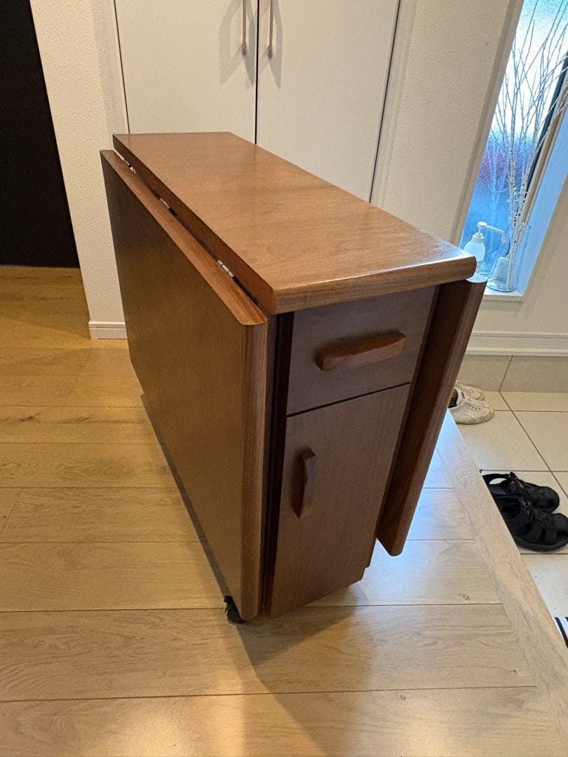 Ｔバタフライテーブル 折り畳み式 ウォールナット柄 島忠製キャスター付中古 美品