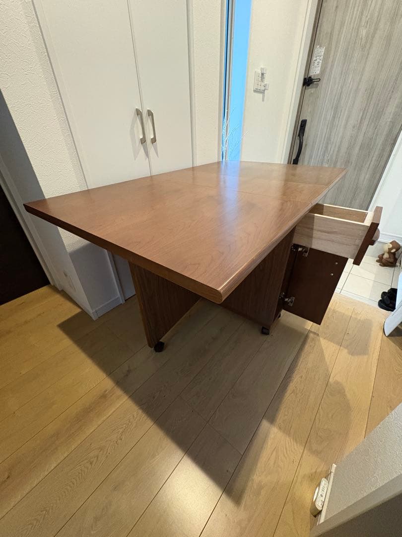 Ｔバタフライテーブル 折り畳み式 ウォールナット柄 島忠製キャスター付中古 美品