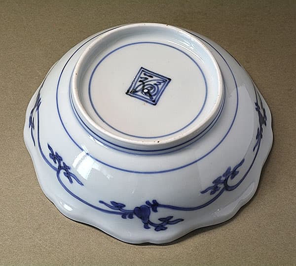 藍柿 五葉若葉に青海波文 輪花深皿