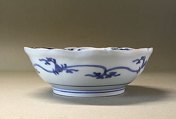 藍柿 五葉若葉に青海波文 輪花深皿