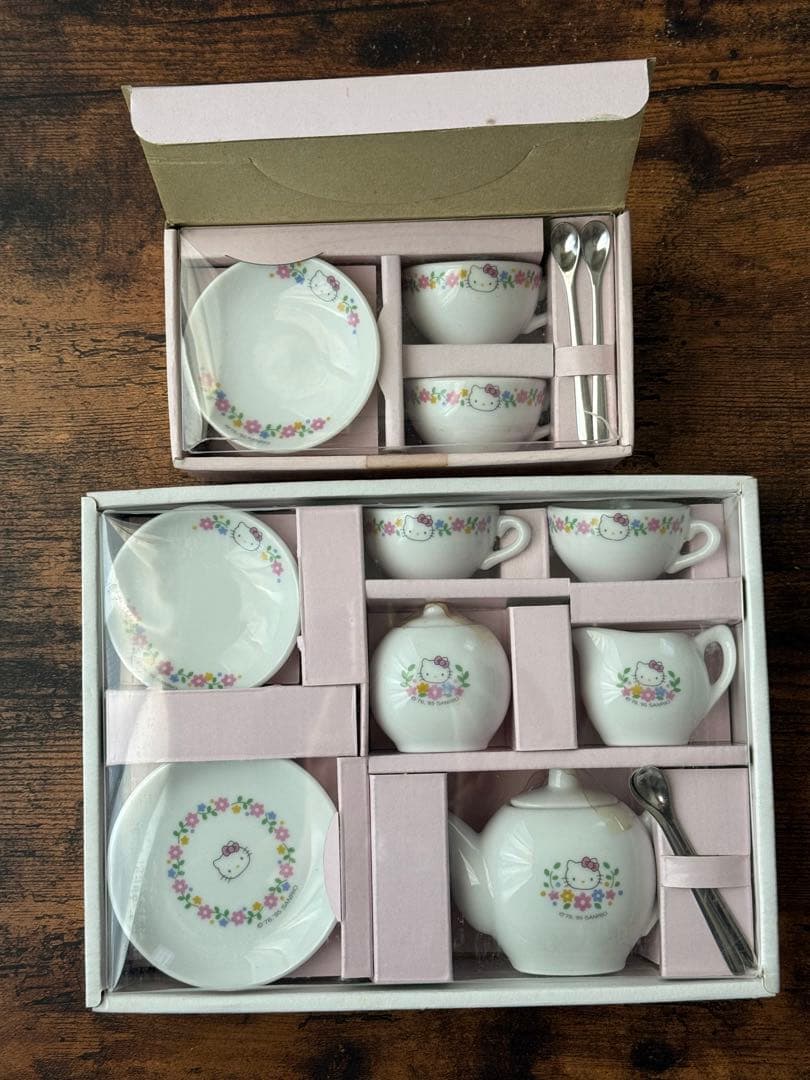 ハローキティの小さなティーセット　ミニチュア非売品