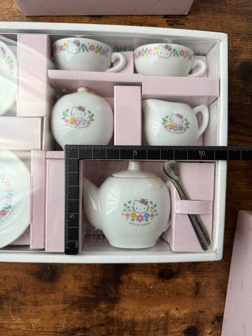 ハローキティの小さなティーセット　ミニチュア非売品