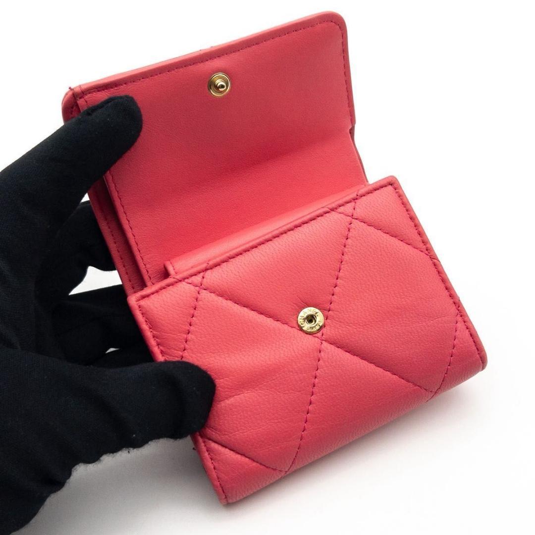 【超極美品】CHANEL 19 ディズヌフ　三つ折り財布　ピンク　ラムスキン