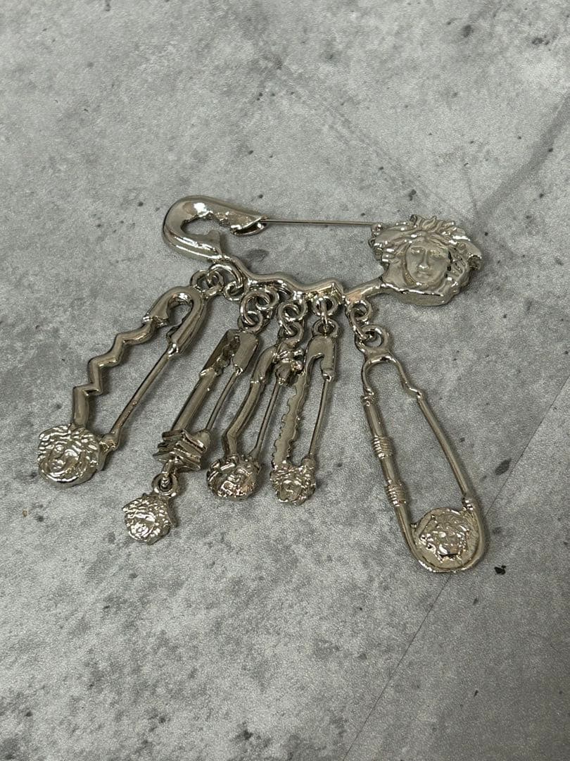 Gianni Versace vintage ヴェルサーチ　ブローチ　シルバー