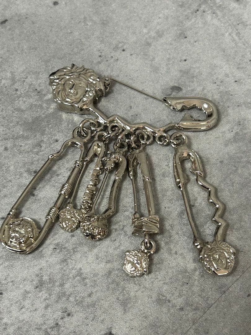 Gianni Versace vintage ヴェルサーチ　ブローチ　シルバー