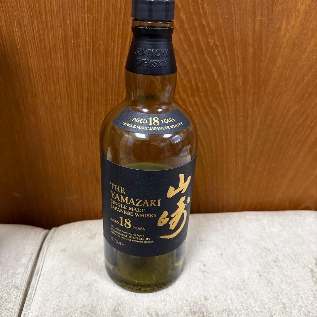 山崎18年の空瓶，空箱