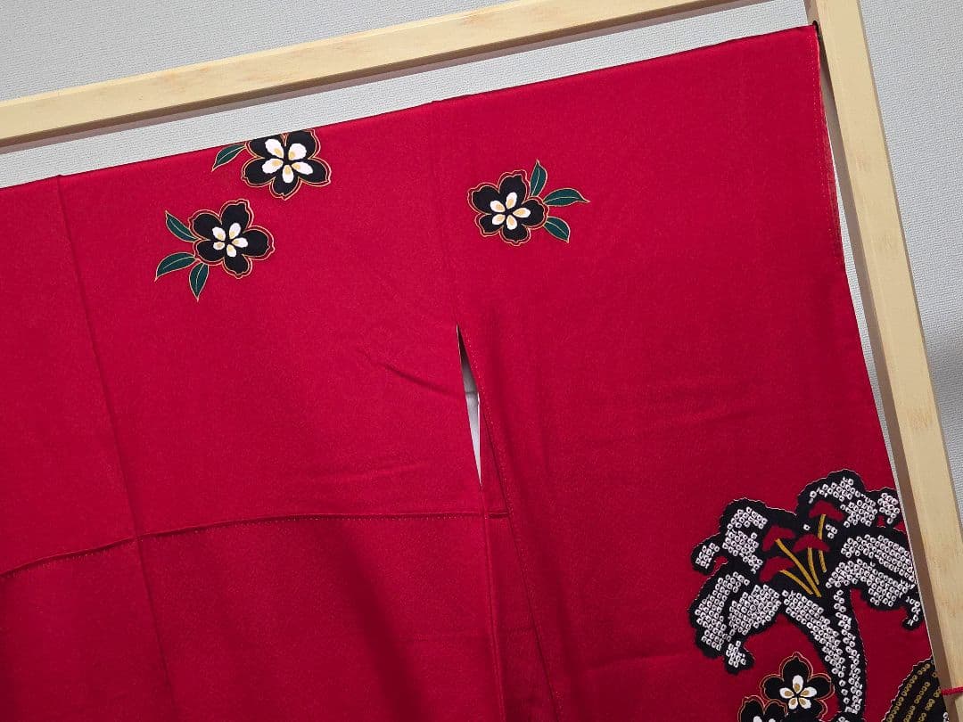 E◆着物くつろぎ 百合の花模様 金彩 金駒刺繍 赤 黒 正絹 振袖 成人式 着物