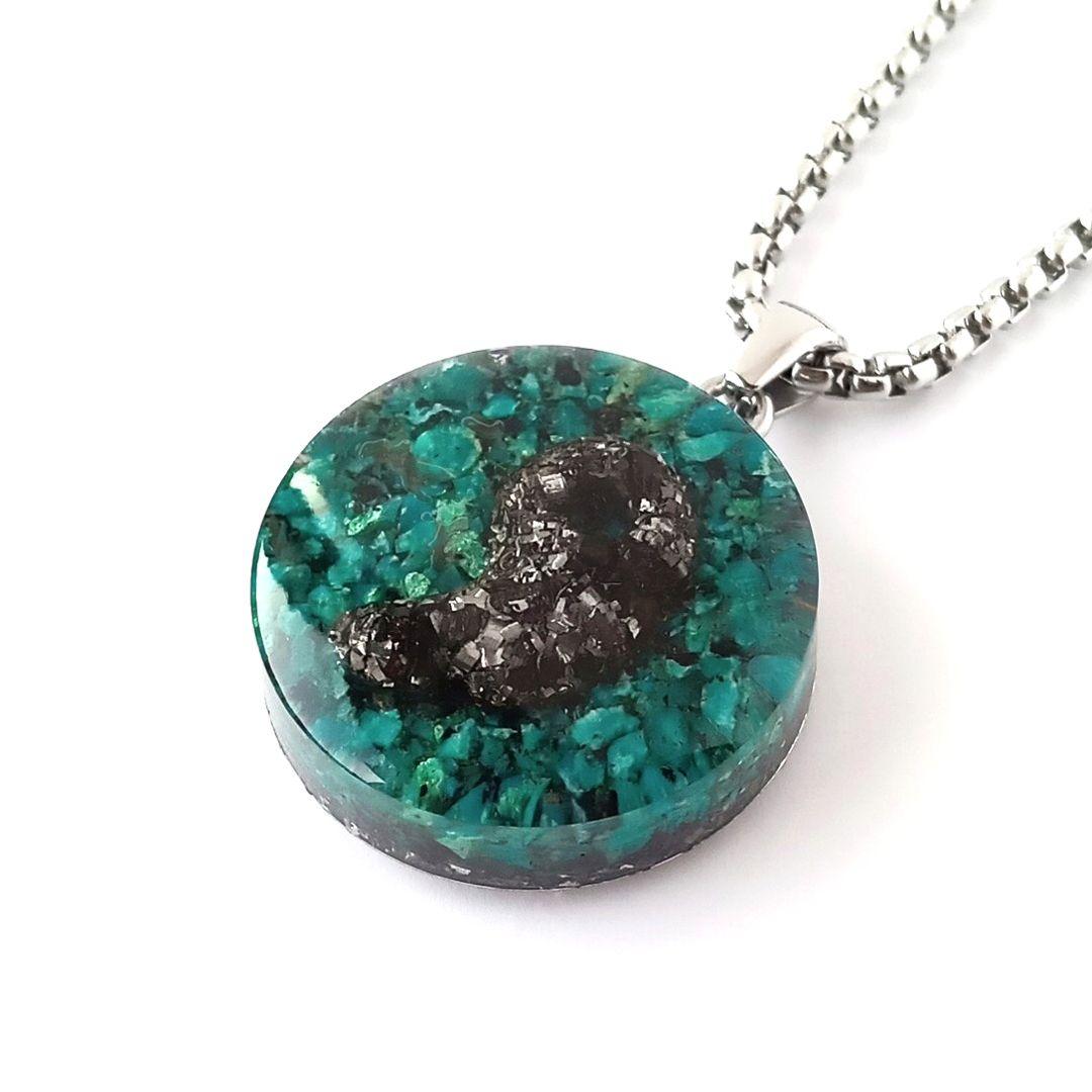 オルゴナイト｜強力パワー！！鉄質隕石×エリートシュンガイトの勾玉×クリソコラ