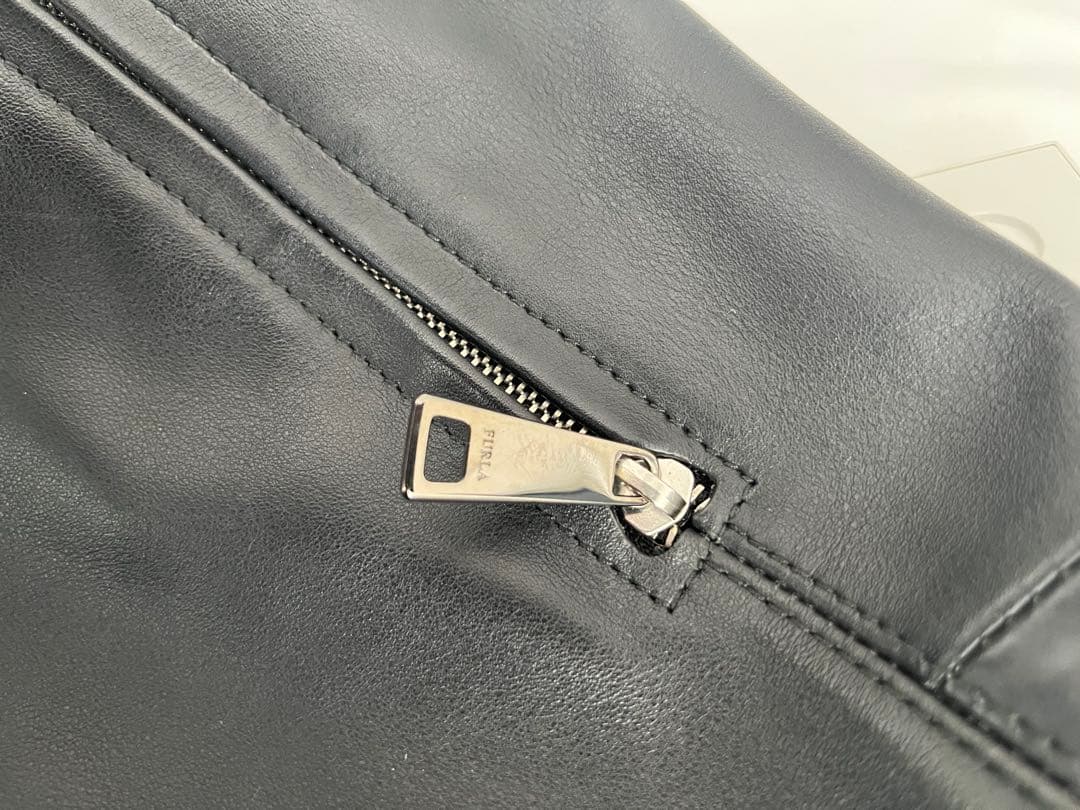 FURLA 黒 レザーハンドバッグ