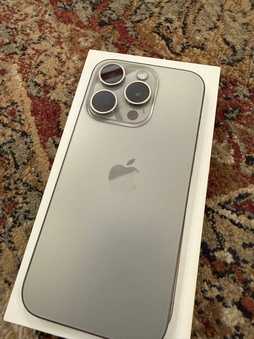 美品　iPhone 15 Pro 1TB ナチュラルチタニウム