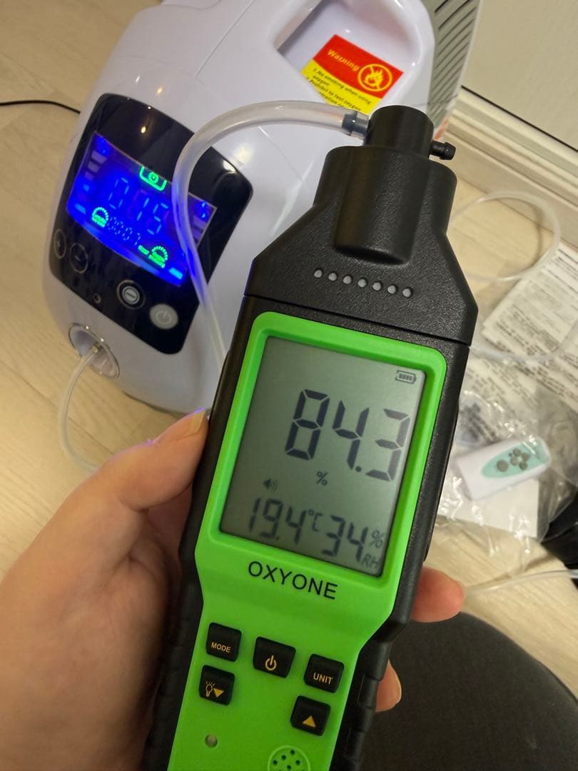 ペット酸素室 高性能酸素濃縮器MAFmini 1.5と酸素濃度計（専用の箱あり）